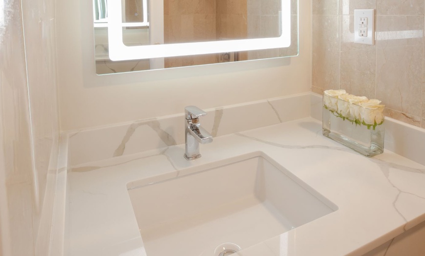 Image 18: Midtown Manhattan hotel near Grand Central w/ Grab and Go credit