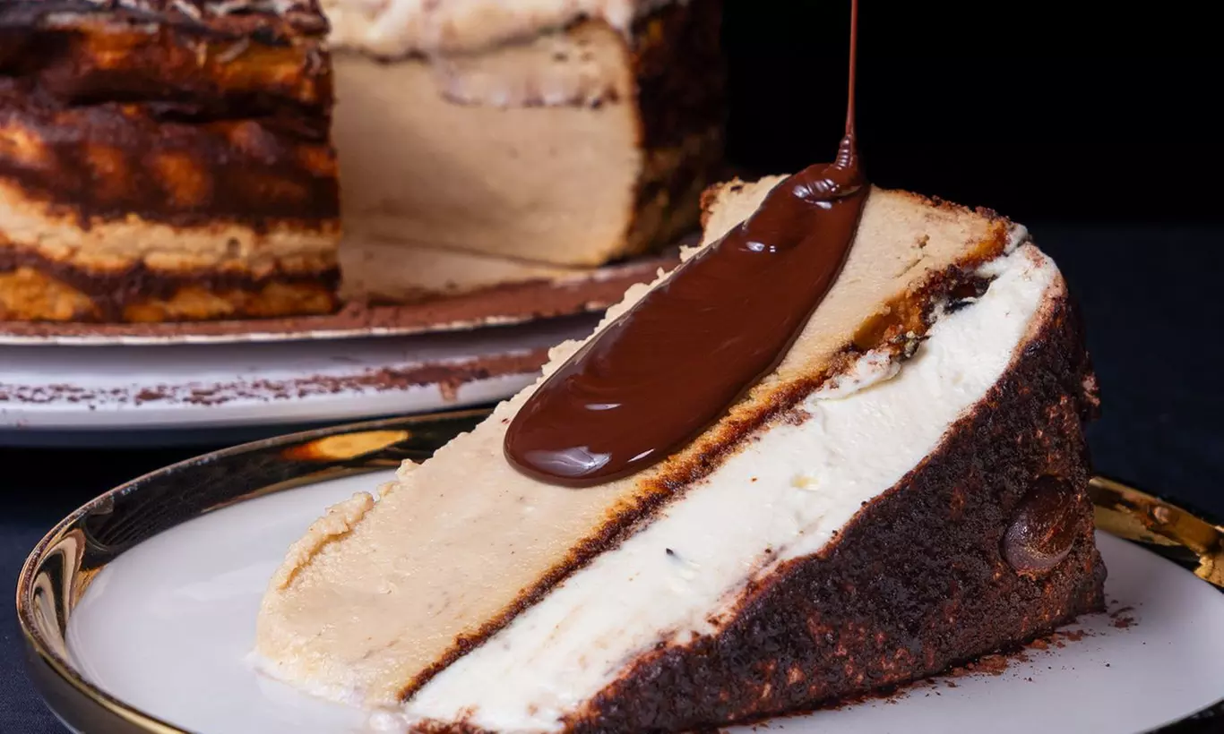 1 Stück San Sebastian Cheesecake & 1 Getränk nach Wahl für 1-4 Pers.