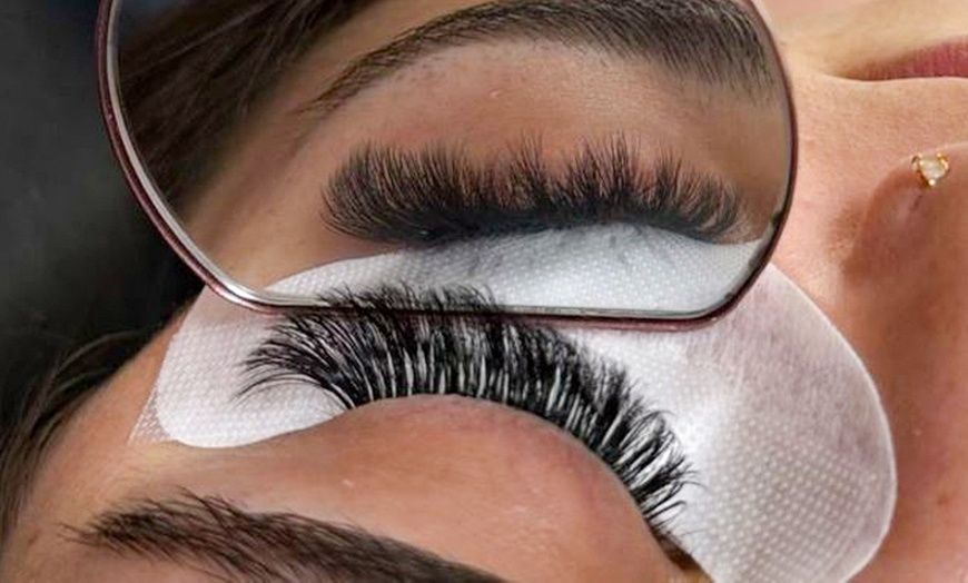 Image 1: Wimpernverlängerung 1:1- oder Light Volumen Technik für 1 Person