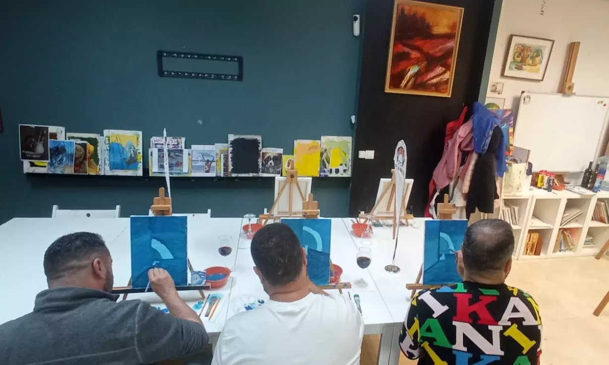 Arte y vino, el combo perfecto: taller creativo de pintura con vino