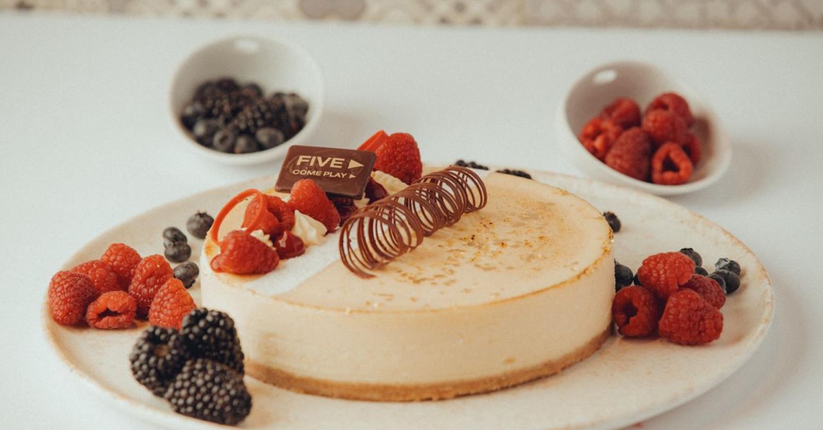 Celebrate Big With 1kg–3kg Fresh Takeaway Cakes Celebrate Big With 1kg–3kg Fresh Takeaway Cakes