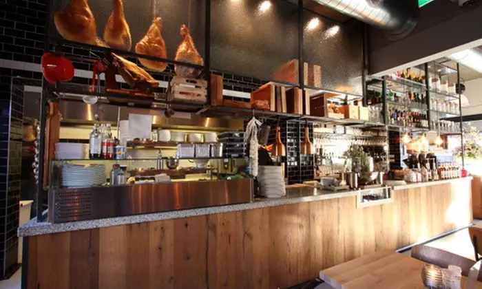 Rondvaart van 75 minuten door Amsterdam met daarna een burgermenu