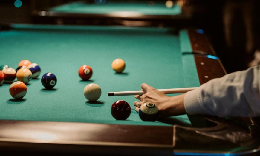 Image 4: 2 Std. Billard mit Burgermenü für 2 oder 4 Personen