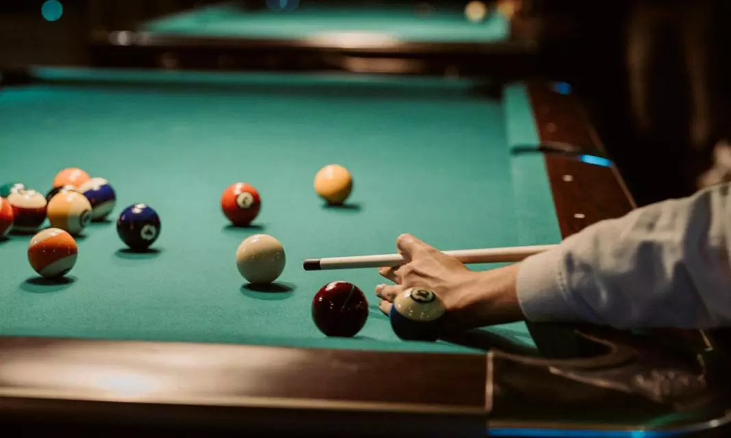 2 Std. Billard mit Burgermenü für 2 oder 4 Personen