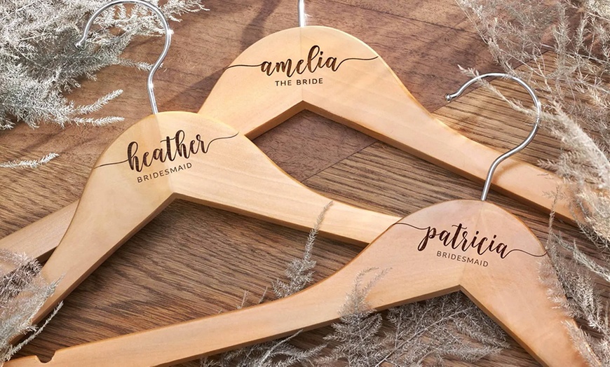 Image 2: Personalisierte Kleiderbügel aus Holz mit Namen und Datum