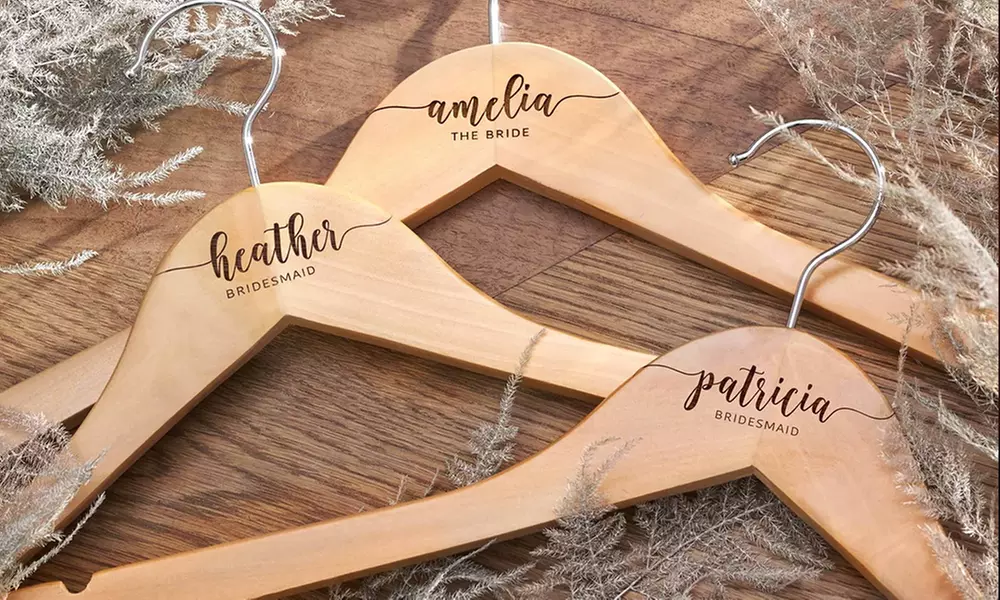 Personalisierte Kleiderbügel aus Holz mit Namen und Datum