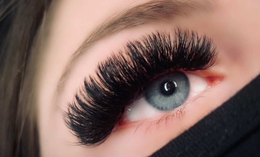 Image 4: Flawless Lashes: Classic, Volume, or Mega Volume Set Eyelash Extension