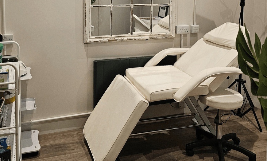 Image 3: Choice of 60 Minutes Facial: Enchanted Forest, Signature or More