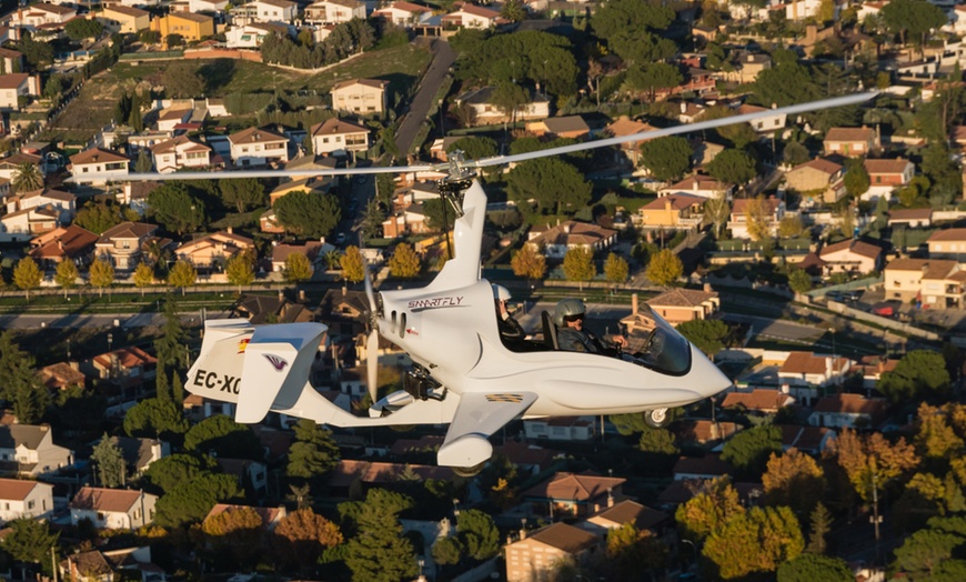 Image 1: Surca los cielos: bautismo de vuelo en autogiro para 1 o 2 personas