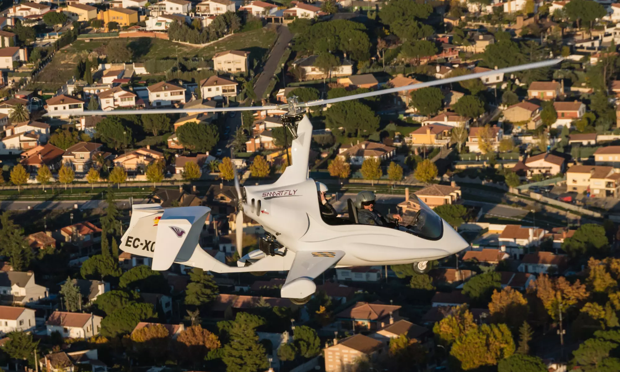 Vuela alto y siente la libertad con un bautismo de vuelo en autogiro para 1 o 2 personas de duración a elegir - Primary Image