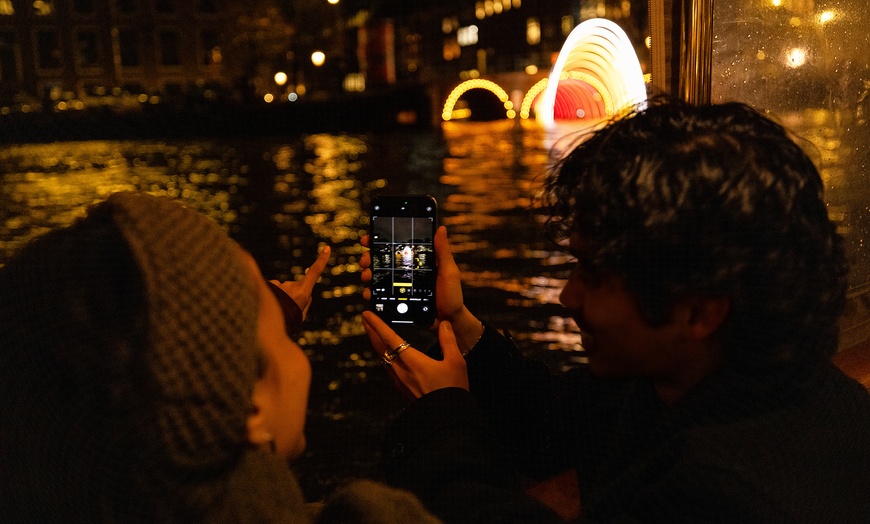 Image 11: Amsterdam Light Festival vanaf het water in een elektrische salonboot