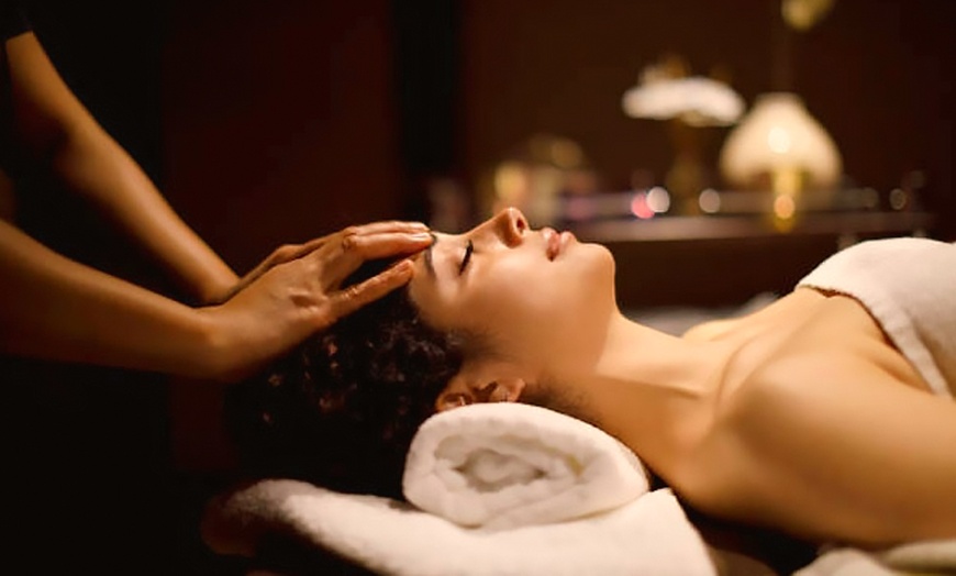 Image 1: 1, 2 o 3 sesiones de masaje relajante de 45 o 60 minutos para 1