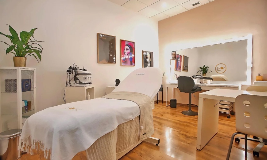 Image 2: Consigue lo mejor para tu piel con un tratamiento facial a elegir 