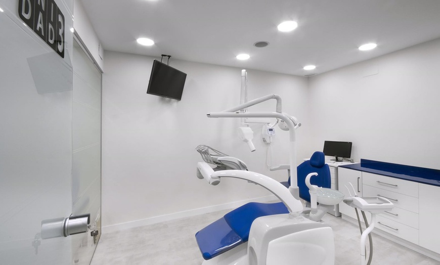 Image 2: Limpieza bucal completa con opción a radiografía y blanqueamiento