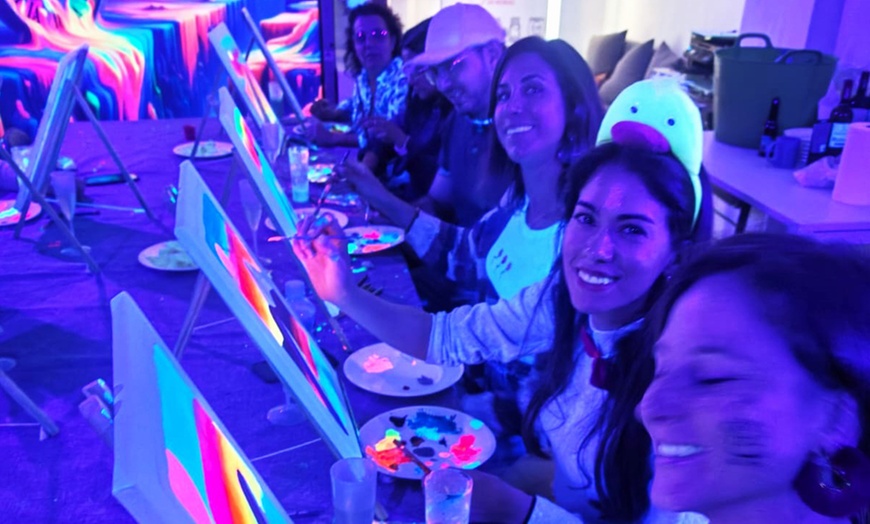 Image 18: Experiencia creativa de arte, neón y barra libre de vino para 1 o 2