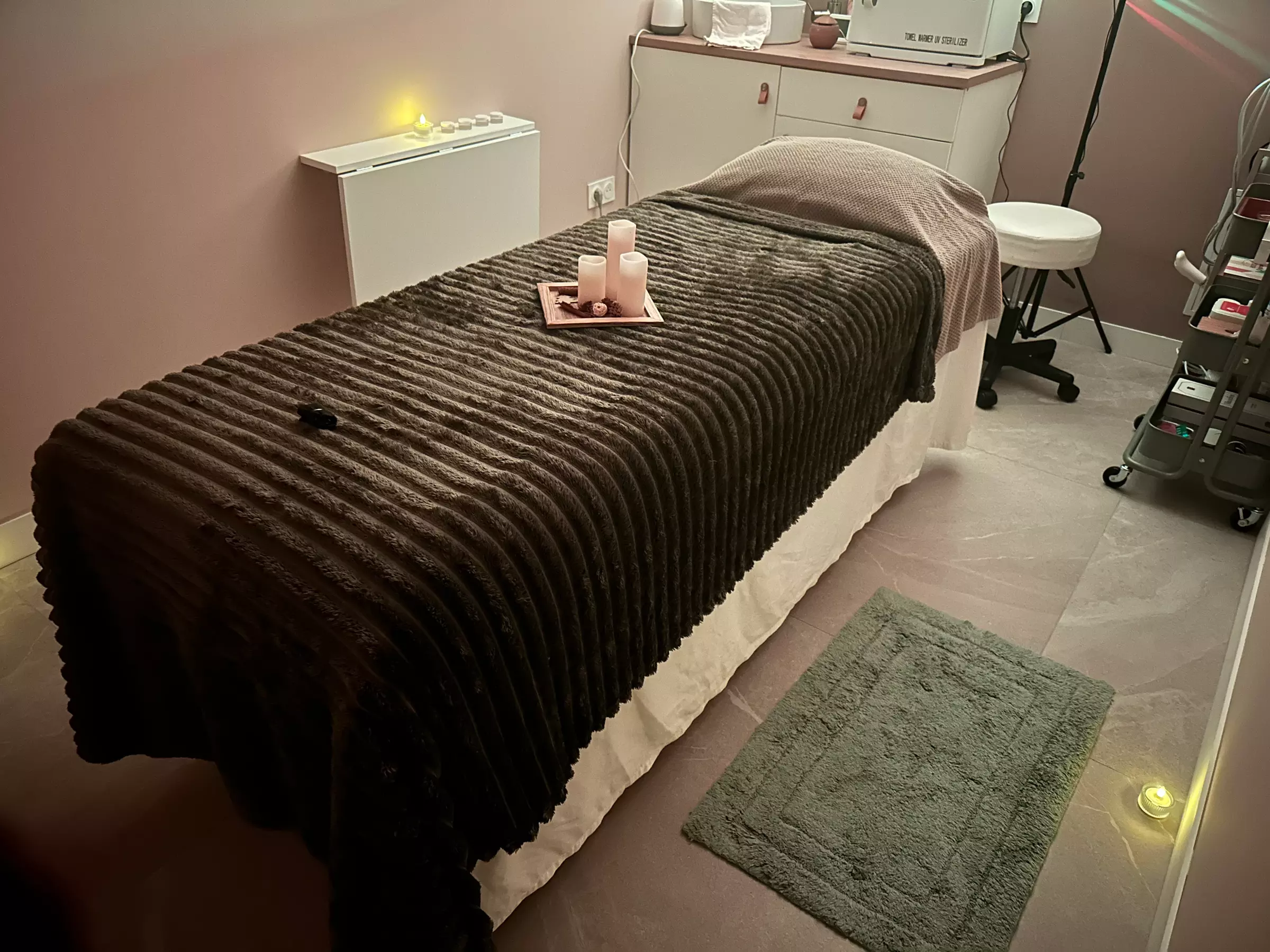 Modelage du monde au choix ou forfait visage et relaxation avec Mel Locoton Beauty (jusqu'à 53% de remise) - Primary Image