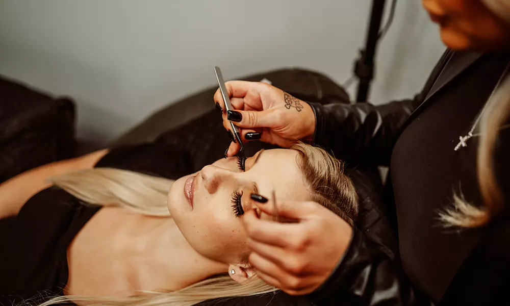 Full Set of Classic or Light Volume Lash Extensions at Stunning Looks