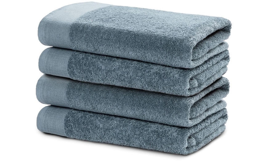 Image 3: Pack of Four Egyptian Cotton 550gsm Bath Towels
