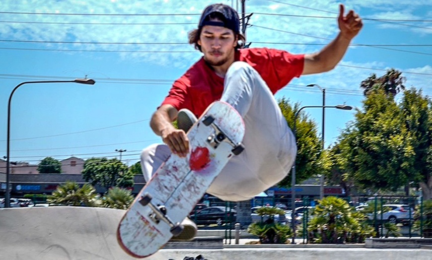 Image 3: Enjoy 1, 2, or 3 Group Skateboarding Lessons for Kids
