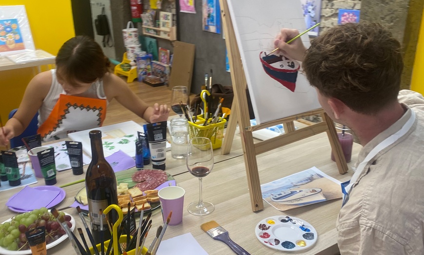 Image 11: Experiencia de arte y vino de 2 horas en español e inglés para 1 o 2