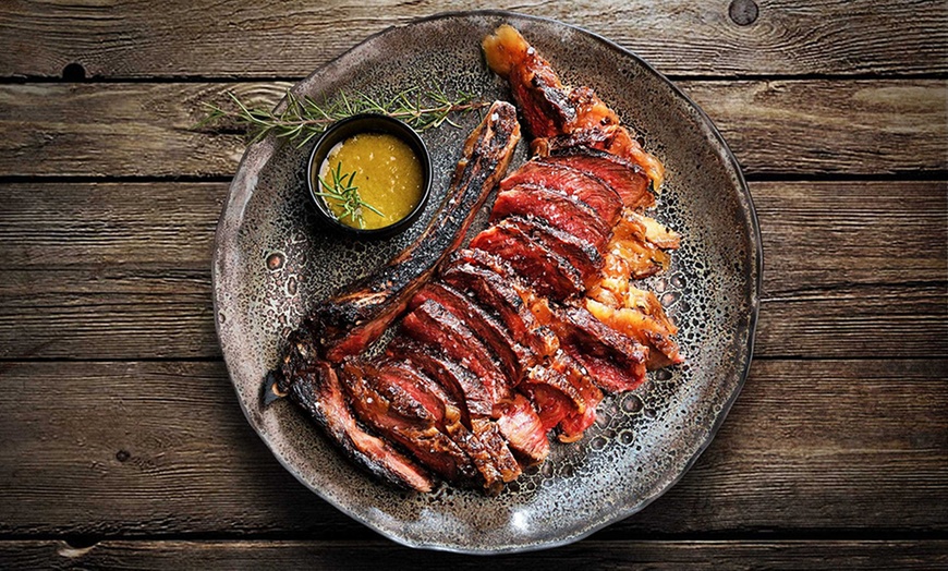 Image 12: Menú con entrantes, principales, postres y bebidas