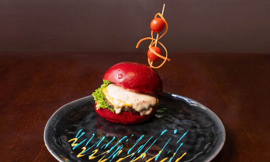 Image 3: 1 oder 2x Burger nach Wahl oder Traditional Chicken Wings inkl. Fries 