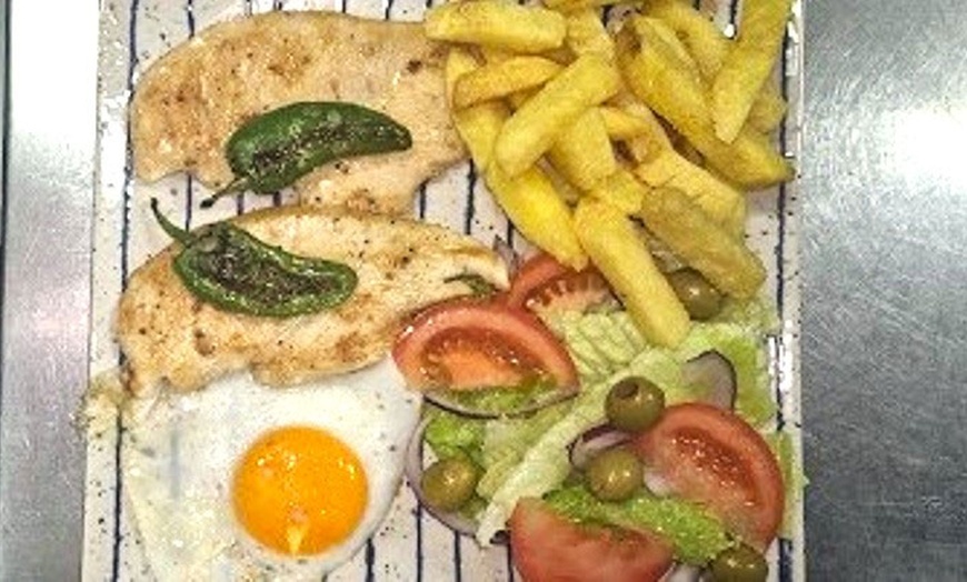 Image 2: Menú con entrante, principal, postre y botella de vino