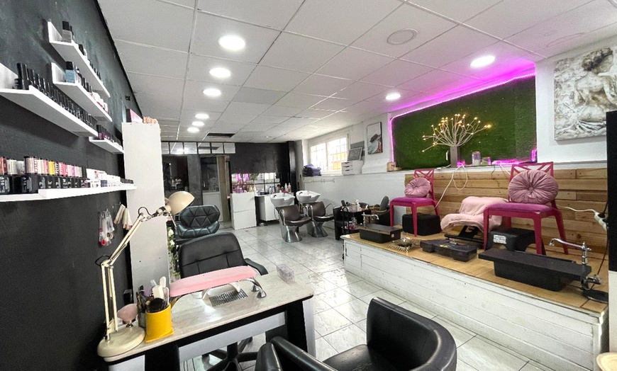 Image 4: Beauté des mains et pieds avec soin et pose vernis semi-permanent