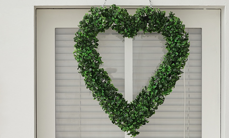 Image 4: Artificial Boxwood Green Leaves Heart Wreath