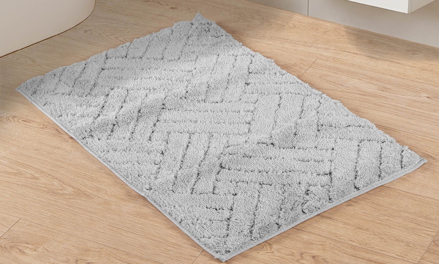 Image 3: Alfombrilla de baño con diseño tipo cruzado en relieve