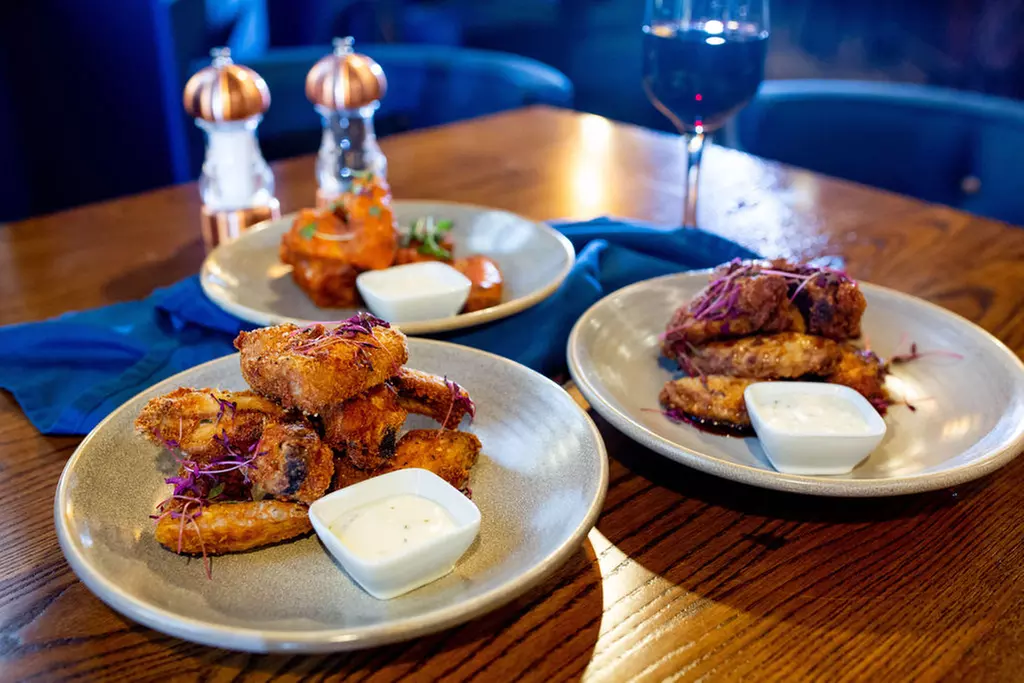 Steak Dinner for 2 or 4 w/ Glass or Bottle of Wine in Glasgow