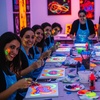 Image 1: Taller familiar con pinturas fluorescentes para 1 o 2 niños/adultos 