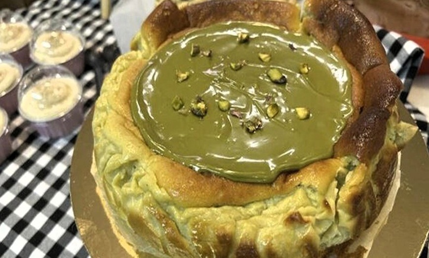 Image 6: Tarta de queso, zanahoria o chocolate de 2 kg para cualquier ocasión 