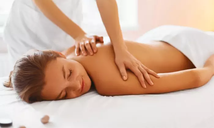 Ritual Ayurveda de 45 o 60 minutos con masaje relajante con aceites y aromaterapia para 1 persona; ahorra un 62% - Primary Image