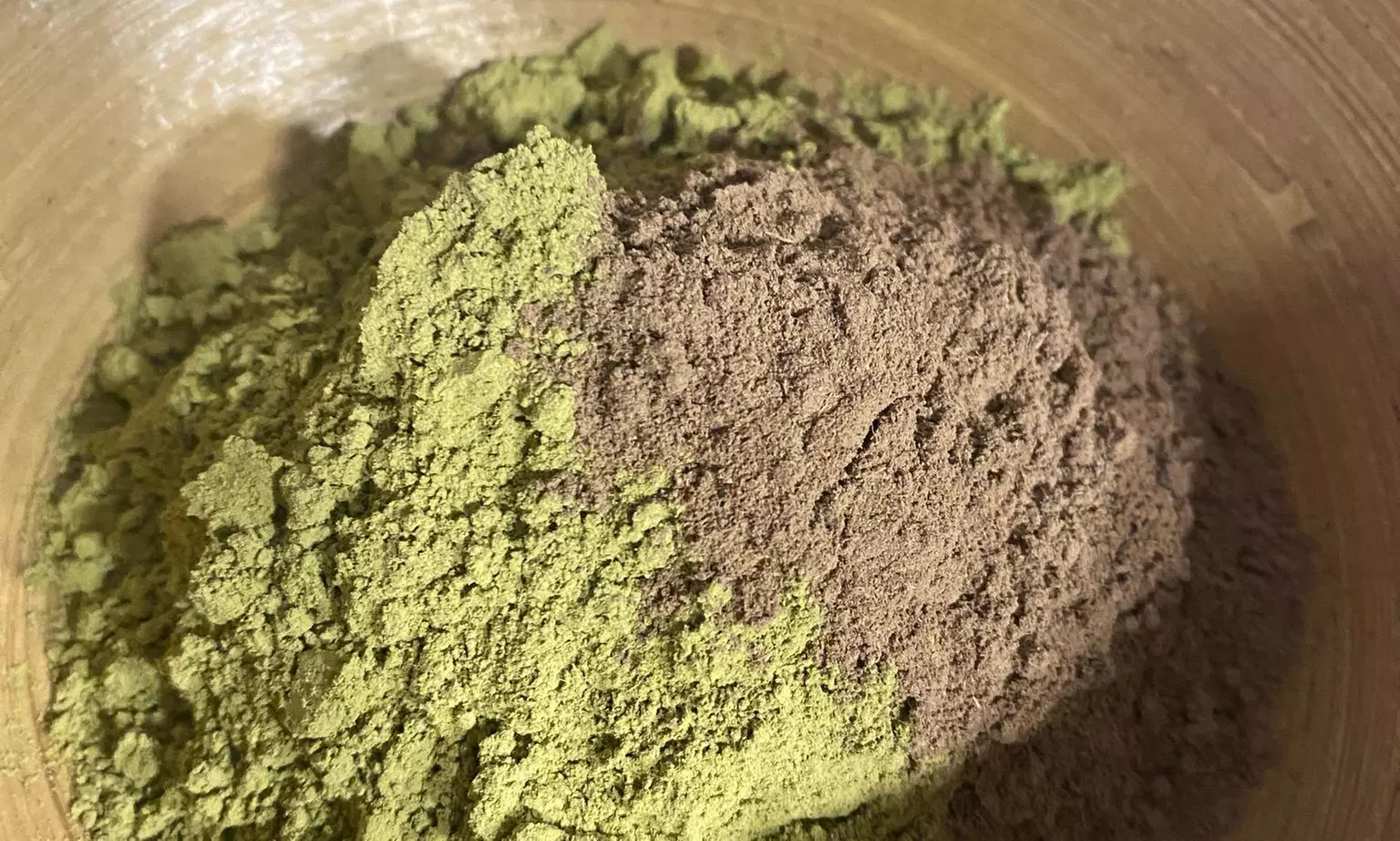 Sesión de peluquería con coloración con barros en raíz, lavado y corte