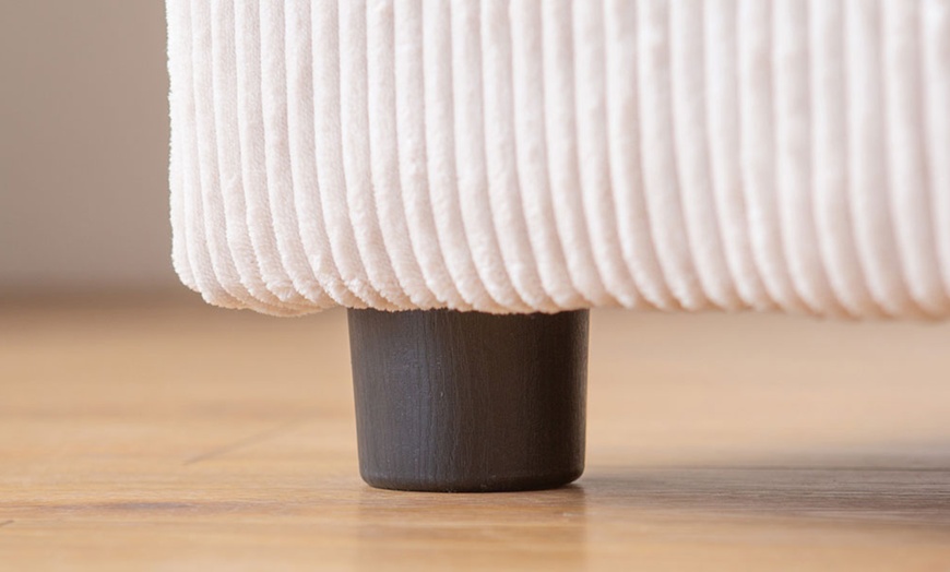 Image 18: Canapé d'angle réversible 3 places "Jambi" de Kocoon en velours côtelé