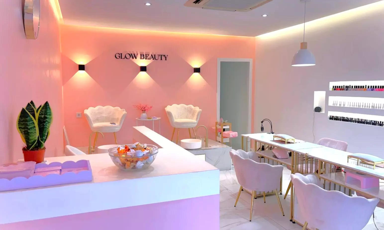 Sesión de manicura y/o pedicura con esmaltado normal o semipermanente