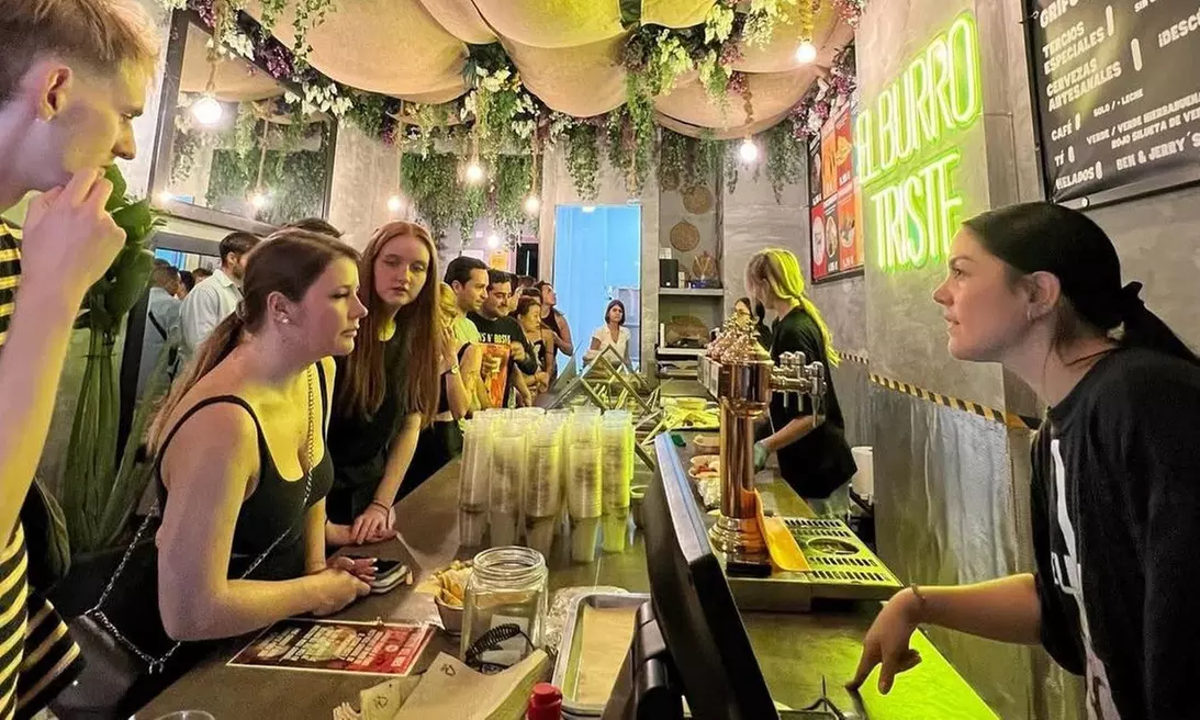 Menú de burritos con nachos, burritos y bebidas para 2 o 4 personas