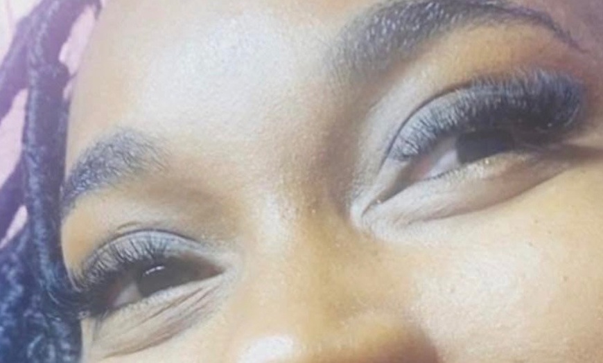 Image 5: Get Dramatic Light, Regular or Mega Volume Eyelash Extensions 