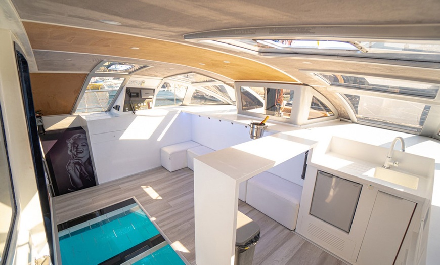 Image 2: Avistamiento de ballenas y delfines en catamarán para adultos y niños