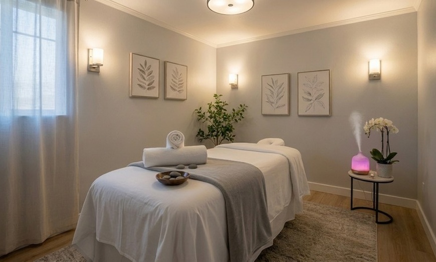 Image 2: 45, 60 or 90 Min Swedish Body Massage with Hot Stone and Essential Oil