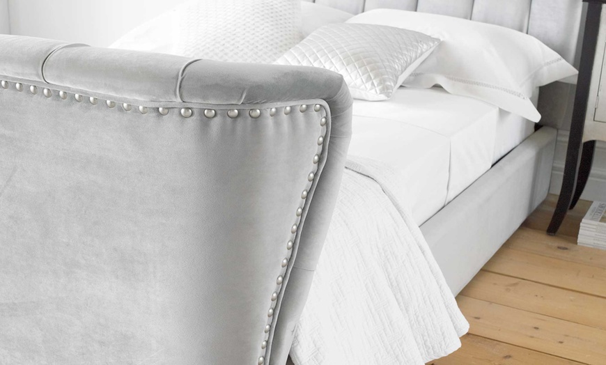 Image 6: Curved Winged Chesterfield Bed