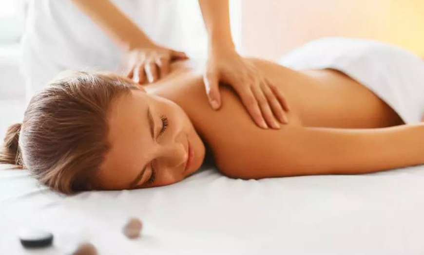 Image 1: Massage californien et soin du visage en option à Lyon