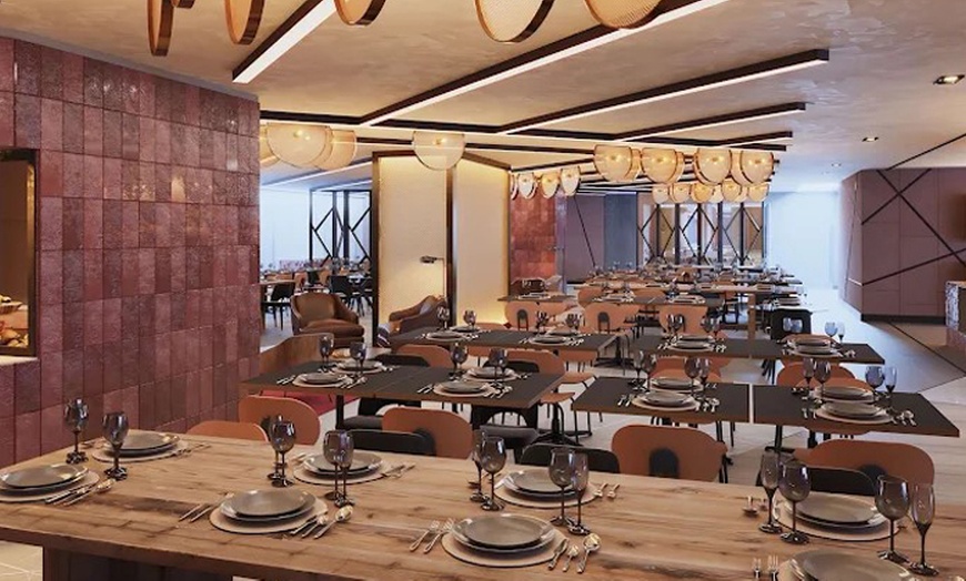 Image 10: Menú fusión para 2 o 4 personas con postre y opción a botella de vino