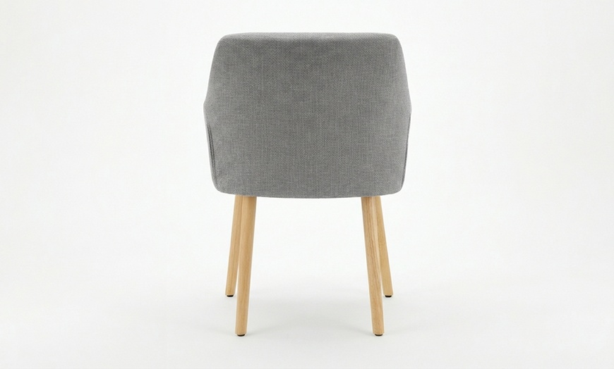 Image 10: Sillón tapizado de estilo escandinavo con patas de madera natural