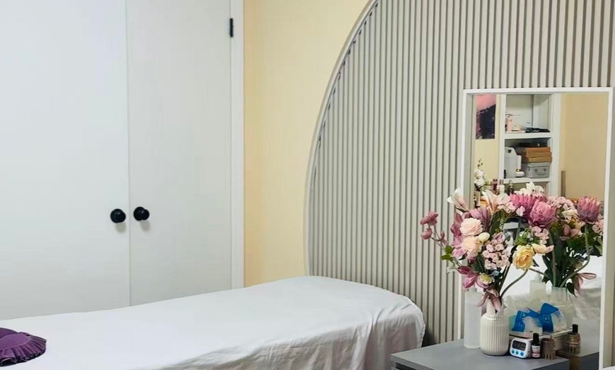 Image 2: Relax with a 75 Minutes Hot Stone Massage