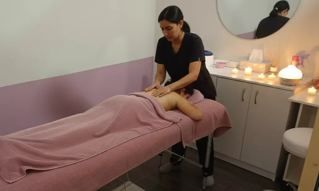 Relax absoluto: 1 o 3 sesiones de masaje relajante de 1 hora para 1 persona, con hasta un 52% de descuento - Primary Image