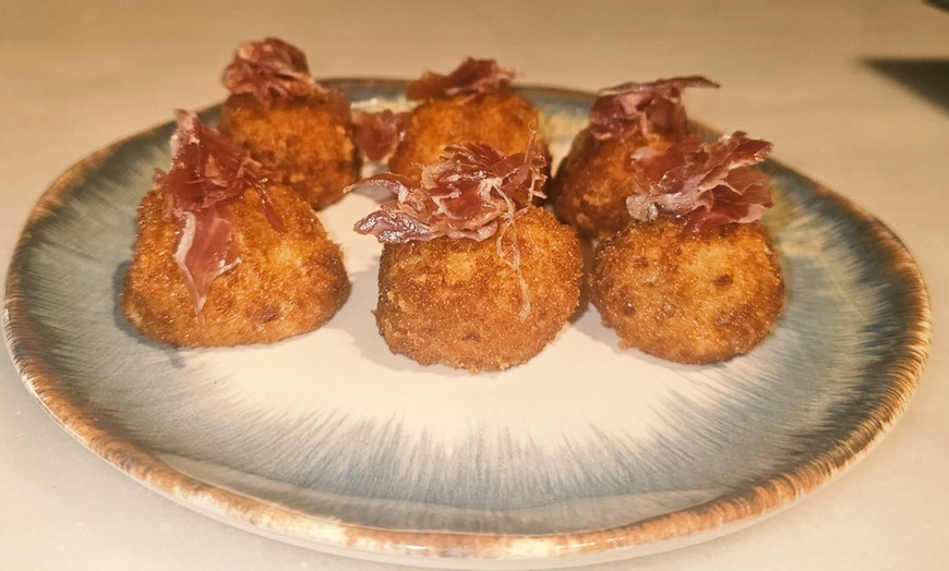 Image 2: Menú mediterráneo para 2 o 4 personas con postre y bebida en El Retiro