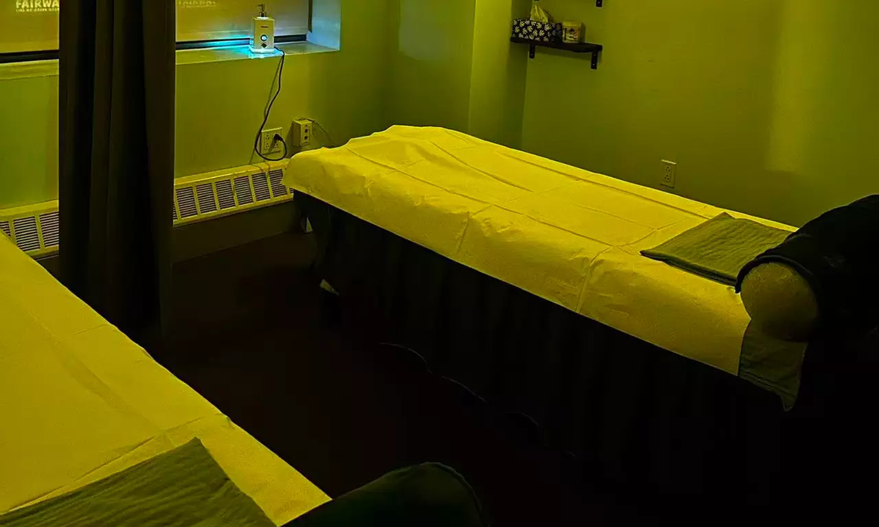 One 60 or 90-Minute Couples Massage Experience