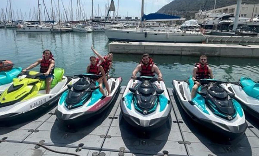 Image 8: ¡Aprende a dominar las olas con el alquiler de una moto de agua! 